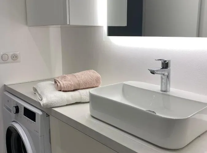 Apartment Hello 2 Pieces “renove Et Climatise “ Vieil *